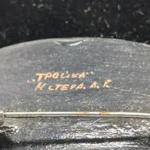 Russian Wooden Brooch Hand Painted Horses with Carriage signed - Picture 4 of 4